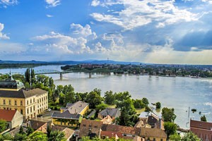 mestá Otrihom a Štúrovo na brehoch Dunaja